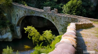 A leap into the past from the bridge at Ubiale