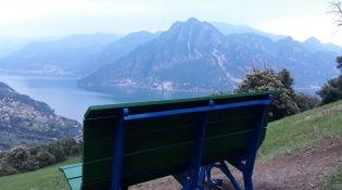 UN BANC GÉANT À RIVA DI SOLTO