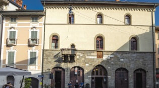 Palazzo della Funicolare (Palazzo Rota Suardi) (Standseilbahn Palast – Rota Suardi Palast)